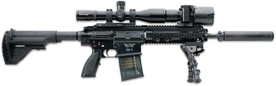 HK417 (вариант Assaulter) со стволом длиной 305 мм и установленным оптическим прицелом с ИК-насадкой, сошками, глушителем