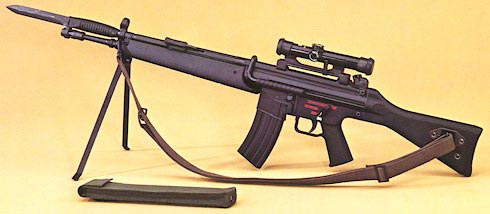 HK G41A1 на сошках с установленным штык-ножом и оптическим прицелом