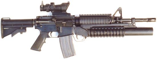 M4A1 с оптическим прицелом вместо рукоятки для переноски и цевьем с системой RIS (Rail Interface System) с установленным 40-мм подствольным гранатометом М203