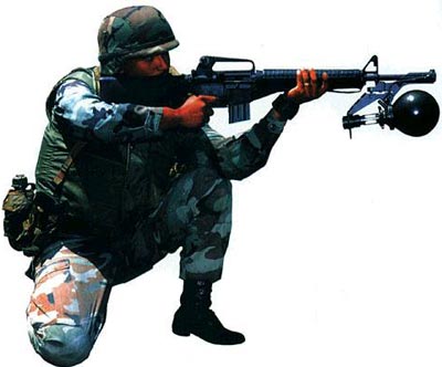 RAW установленный на винтовке М16 при стрельбе