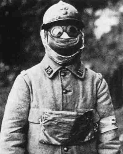 французский солдат в противохимической маске М-2
