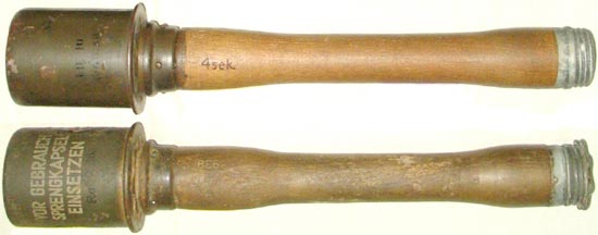 Stielhandgranaten 24 (M-24) на нижней гранате используется т.н. зимний предохранительный колпачок для более удобного его отвинчивания в перчатках
