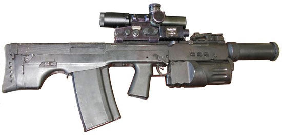 один из опытных вариантов автомата АШ-12 с трехзарядным подствольным гранатометом револьверного типа и глушителем
