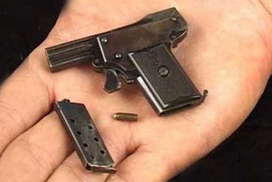 пистолет Kolibri с отсоединенным магазином и патрон 2.7x9 mm Kolibri