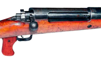 Фрагмент ПТР Mauser T-Gewehr (хорошо видны окно затвора с тремя отверстиями для вывода избыточных пороховых газов из патронника, флажок предохранителя за рукояткой перезаряжания и пистолетная рукоятка)