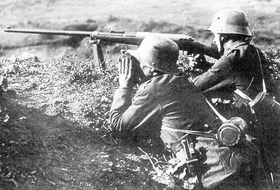 Расчет ПТР Mauser T-Gewehr M 1918 при стрельбе