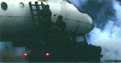 Бойцы из состава группы GROM на учениях штурмуют самолет
