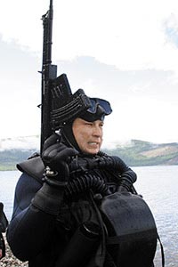Боевой пловец внутренних войск МВД России, вооруженный специальным подводным автоматом АПС