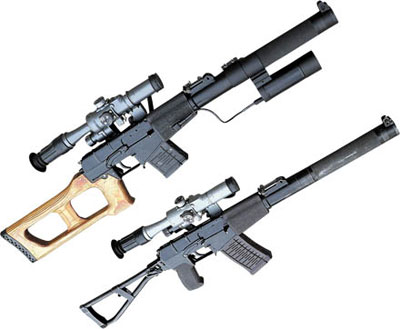 Снайперская винтовка ВСС с тактическим фонарем (сверху) и специальный автомат АС (снизу)