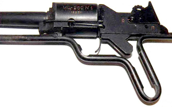 Казенная часть ружья МЦ260, ударно-спусковой механизм взведен, предохранитель в боевом положении