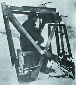 Испытания автомата (штурмовой винтовки) МР.44 с искривленным стволом-насадкой Vorsatz Pz (танковый вариант) на 90 градусов. 1944 год