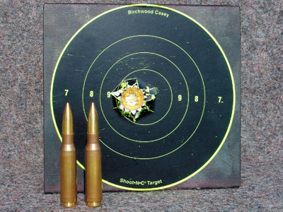 Точность 2. Пять выстрелов на дистанции 100 м с использованием сошки из ружья Sauer 202. Красная маркировка нанесена изготовителем. Все заряды содержали 44 грана пороха Hodgdon BL-C2, стандартный капсюль Win. Large Rifle.