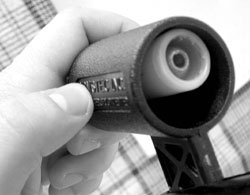 Пустотелая рукоятка поршня SL-12 позволяет, при необходимости, разместить дополнительный пятый патрон, который можно использовать для ручного дозаряжания ружья. Закрепить патрон в рукоятке можно, например, с помощью полоски липкой ленты.