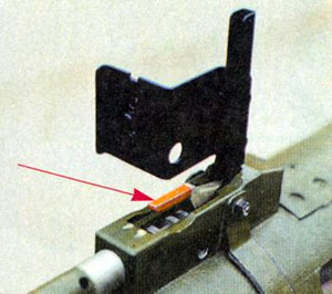 Стрелкой указан рычаг шептала спускового механизма