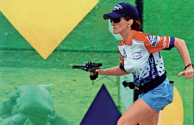 Спортсменка стремительно перемещается между двумя стрелковыми позициями. Чемпионат мира, Эквадор, 2005 г.