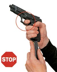 Запрещено во время перезарядки держать палец на спусковом крючке