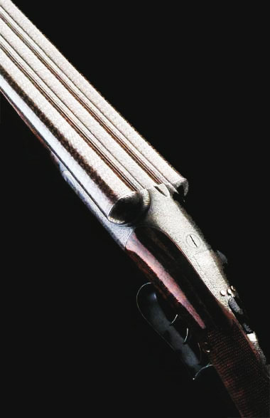 Трёхстволка Д. Диксона с дамасковыми стволами, тремя спусковыми крючками, фасонной предохранительной скобой и боковым рычагом запирания. Одно из самых первых ружей такого типа. Изготовлено в 1882г. Продано на аукционе «Кристи» в 1995 г. за 40 тысяч долларов