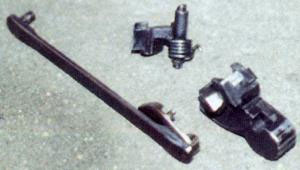 Части ударно-спускового механизма пистолета Макарова: 1 - спусковая тяга, 2 -шептало, 3 - курок