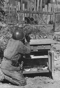 Советский автоматчик на огневой позиции. 1942 год