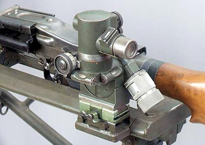 Германский 3-кратный пулеметный оптический прицел призматического типа MGZ.34 для стрельбы из единого пулемета MG.34 прямой наводкой по удаленным и плохо видимым целям (на дистанции до 2000 — 2500 м), а также для стрельбы с закрытых позиций прямой (до 3000 м) и непрямой наводкой (до 3500 м)