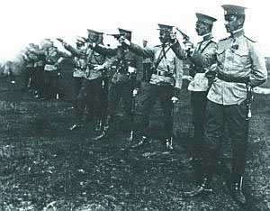 Офицеры Владимирского уланского кавалерийского полка на стрельбах. Варшава. 1911 г.
