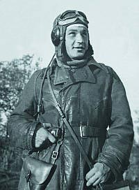 Советский летчик, вооруженный револьвером Наган. 1943 г.