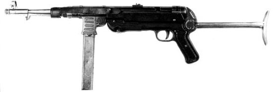 Пистолет-пулемет МР-40 раннего выпуска с установленным кожаным ремешком-предохранителем. Такие ремешки встречались крайне редко. Ремешок не давал затвору самопроизвольно отойти назад, что могло nривести к случайному выстрелу.