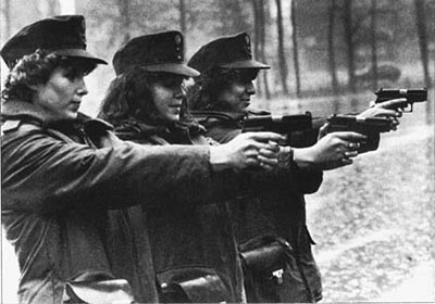 Германские женщины-полицейские на стрельбах с пистолетами «ЗИГ-Зауэр» Р.6 (Р.225)