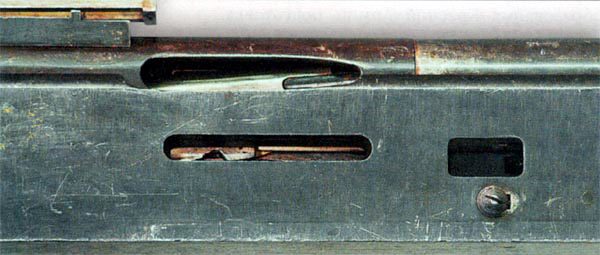 Ствольная коробка и правая стенка короба пулемета «Кольт». Сверху – выводное окно для гильз, ниже – окно для устранения задержек. Виден затвор в запертом положении