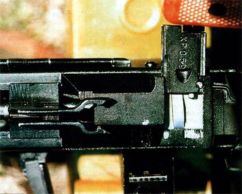 Ленточная подача в ПК осуществляется справа, тогда как у большинства американских пулеметов «Браунинг», М60 и FN MAG 58 лента подается с левой стороны. Пулеметы «Виккерс» и «Максим» тоже имели правостороннюю подачу ленты, но тот и другой вариант подачи имеют свои достоинства и свои недостатки
