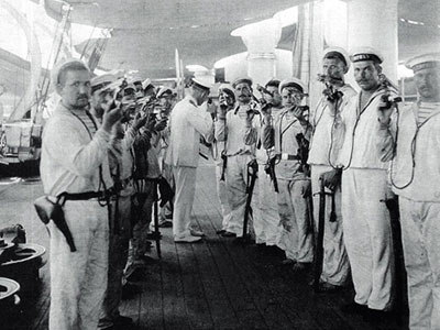 «Револьверы Ч к осмотру». Десантная партия на борту крейсера «Рюрик», Таку, Китай, 1900 г. В руках моряков «Смит и Вессоны» третьего образца.