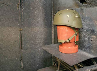 Проверка на прочность: участок натурных испытаний обстрелом НИИ Стали. Шлем надевают на деревянную «голову» и помещают на специальный стенд, после чего обстреливают пулями и модельными осколками – стальными шариками соответствующей массы