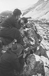 Советские горные стрелки-автоматчики в засаде. Кавказ. 1943 год