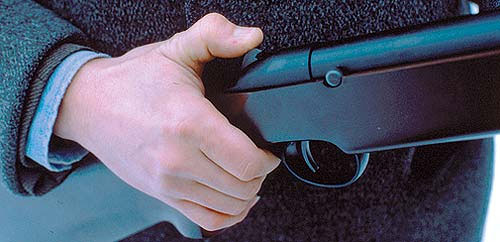Предохранитель винтовки МР-513М позволяет с одинаковым удобством как визуально, так и на ощупь определить его состояние. При взведении поршня предохранитель включается автоматически