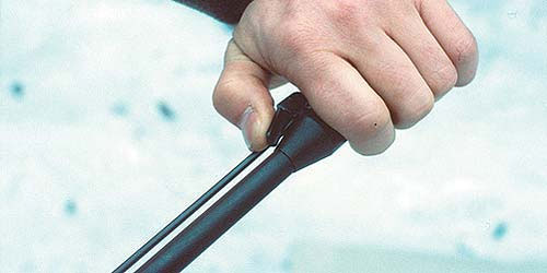 Для открывания винтовки необходимо сначала отжать защёлку в передней части ствола. Защёлка связана с фиксатором тягой, которая может отделяться и использоваться в качестве шомпола