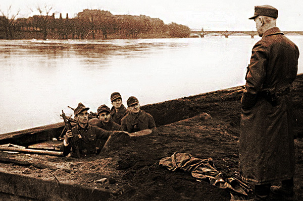 Фольксштурм при обороне Одера. Ближний боец в окопе держит Volkssturmgewehr Gustloff