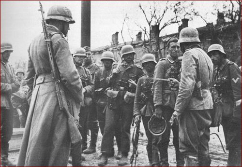 Во время второй мировой войны винтовки Токарева были популярны и в вермахте. На снимке немецкий офицер с винтовкой AВT-40 (Сталинград, 1942 год)