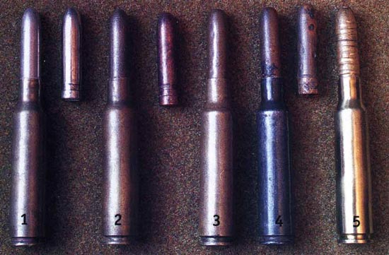 патроны 6,5x52 1 - обр. 1891 г. (с мельхиоровой оболочкой пули); 2 - обр. 1932 г. с накаткой на оболочке пули; 3 - с пулей в биметаллической оболочке; то же, но гильза стальная; 5 - холостой для стрельбы из пулеметов
