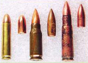 Промежуточные патроны периода Второй мировой войны (слева - направо) 7,62x33 (США), 7,92x33 (Германия) и 7,62x41 (СССР)