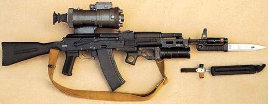 АК-74М с установленным ночным прицелом НСПУ-3, подствольным гранатометом ГП-25 и штык-ножом