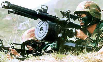 китайский солдат ведет огонь из гранатомета QLZ-87