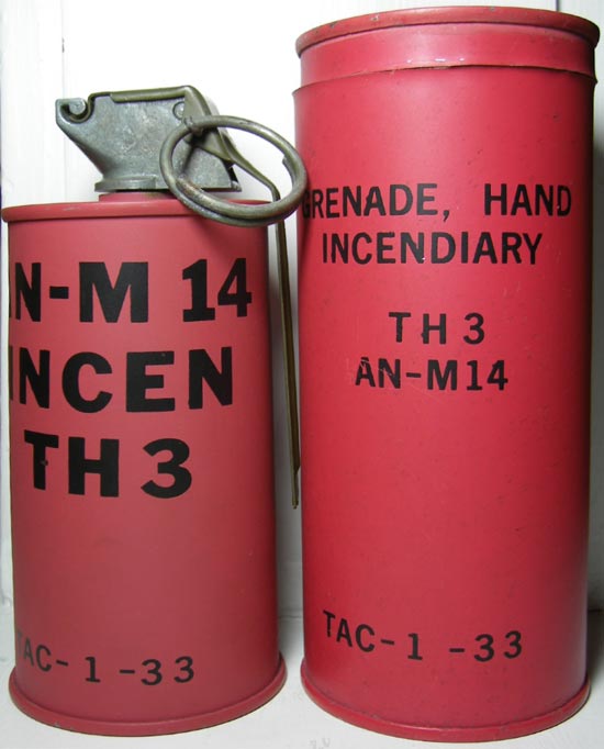 AN-M 14 (слева) с укупоркой (справа)