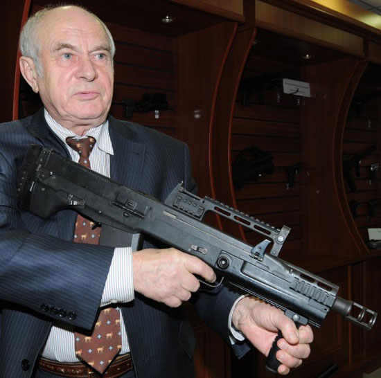главный конструктор ЦКИБ СОО по стрелково-пушечному вооружению Виктор Зеленко демонстрирует штурмовой автомат АШ-12