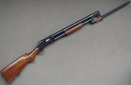 Winchester M1897 «Trench» с примкнутым штыком