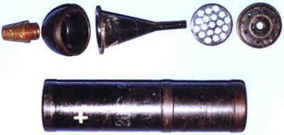 детали 70-мм гранаты для гранатомета Type 4: головная часть с баллистическим колпачком и минометным взрывателем, облицовка кумулятивной выемки, диафрагма и сопловое дно без капсюля-воспламенителя, цилиндрический корпус.