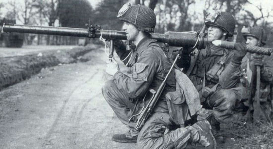 M18 Recoilless Rifle при заряжании