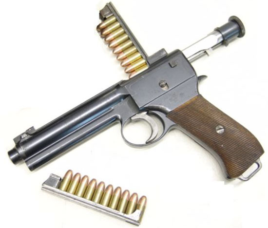 Пистолет Roth-Steyr M 1907 под патрон 8x19 Roth Steyr при заряжании
