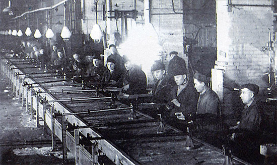 Рис. 14. Сборочный конвейер ПТРС на заводе №614 в Саратове, 1944 г.
