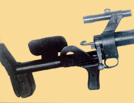 Рис. 20. Противотанковое ружье ПТРД с оптическим прицелом ПУ на опытном кронштейне,1943 г.