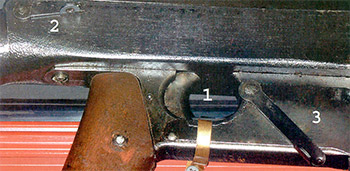 Рис. 4. ПТРС, вид справа: 1 – спусковой крючок, 2 – защелка (чека) крышки ствольной коробки, 3 – предохранитель
